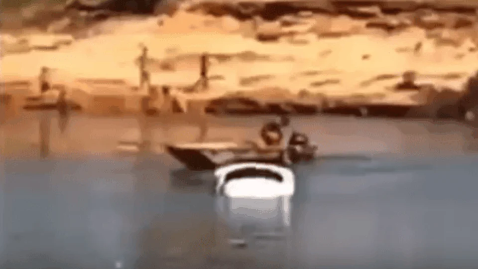 Lábrea-AM: carro cai de balsa e afunda em rio; veja vídeo