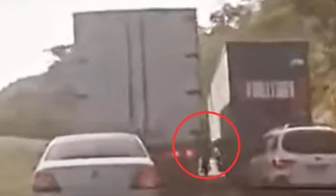 Vídeo: ciclista sobrevive após ser prensado entre dois caminhões no RJ