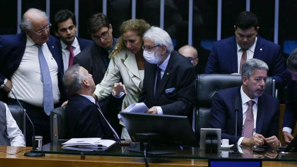 Discussão da reforma tributária em primeiro turno na Câmara levou 11 horas
