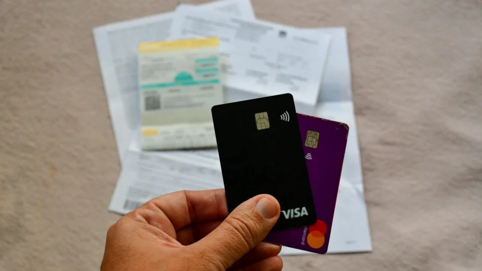 Índice de inadimplência cai pela 1ª vez em 2023 no Brasil, diz pesquisa