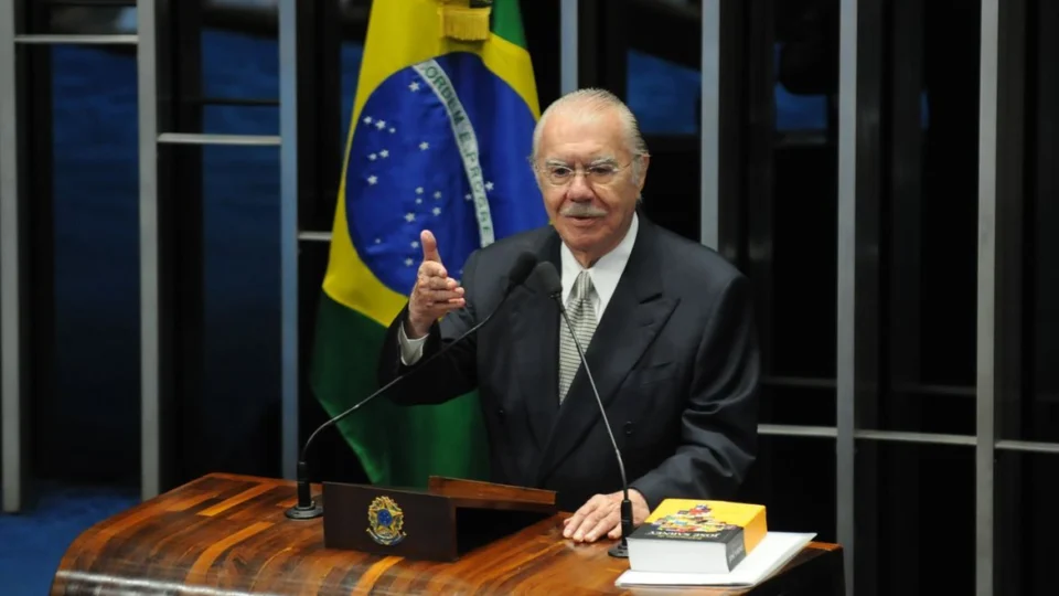 Ex-presidente José Sarney sofre queda em casa e é internado no Maranhão