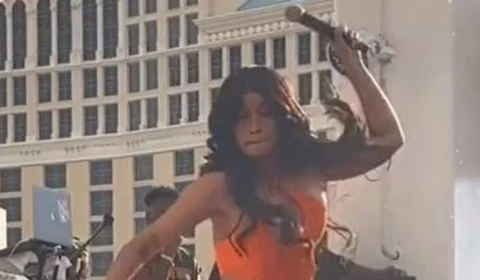Cardi B lança microfone em público após ser atingida por copo em show nos EUA