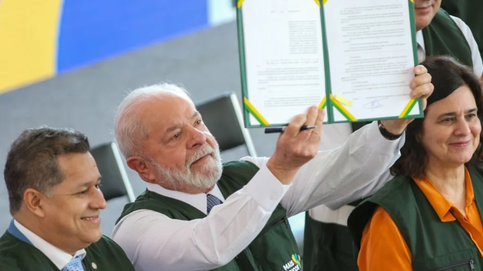 ‘Não é obrigação do MEC cuidar de escolas cívico-militares’, diz Lula