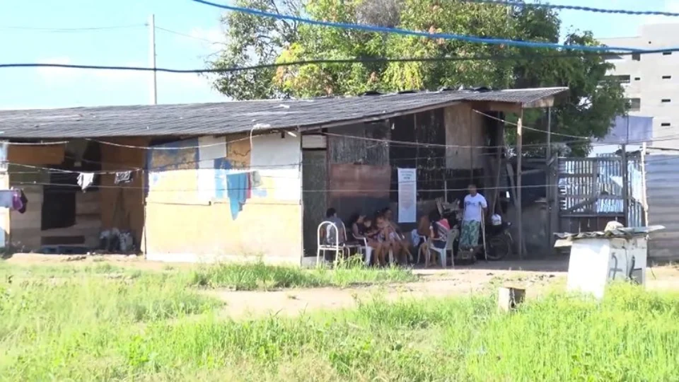 VÍDEO: Imigrantes se abrigam em obra abandonada do Centro de Radioterapia de RR