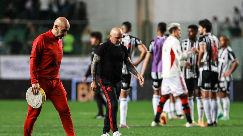 Preparador físico do Flamengo, Fernández pede desculpa por soco em Pedro