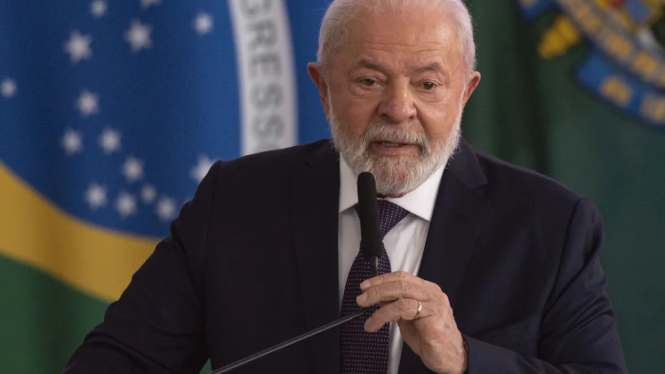 Lula assina novo decreto de armas e restringe acesso e munições