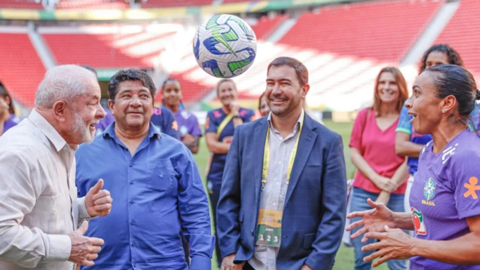 Lula visita treino da seleção feminina e defende Copa em 2027 no Brasil