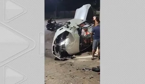 Mulher perde controle da direção, bate contra mureta e capota carro no Acre