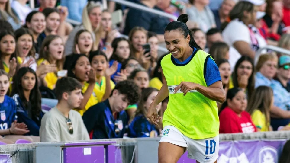 Marta treina normalmente com seleção brasileira, mas Nycole permanece fora