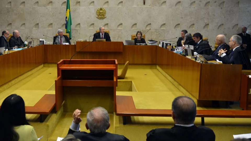 Ministros do STF mudam votos e beneficiam membros do Executivo
