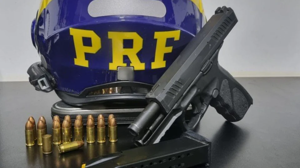 Motorista é flagrado com pistola e 17 munições na BR-174, em RR