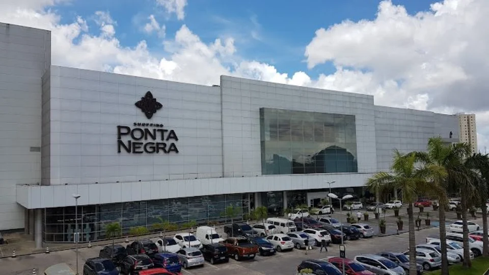 Mulher é agredida por suposta ‘pedinte’ dentro de shopping em Manaus