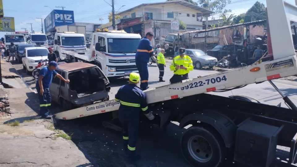 IMMU remove carros abandonados das ruas do bairro Cidade de Deus em Manaus