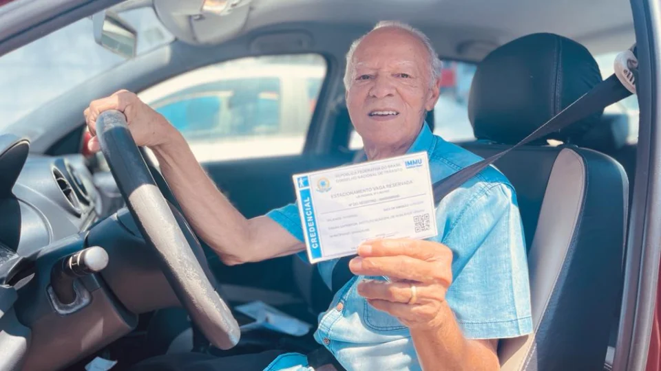 Prefeitura de Manaus emite nova credencial de estacionamento para idosos e PcDs