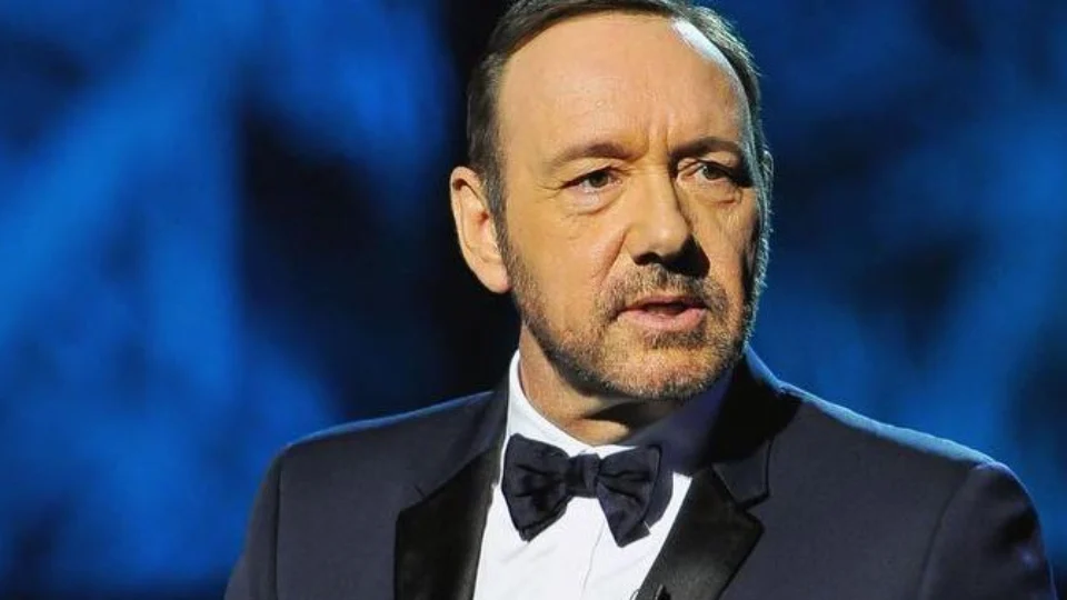 Vítima do ator Kevin Spacey diz que ele ria após agressões sexuais