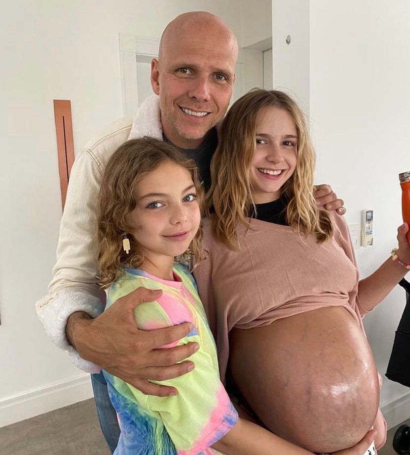 Xuxa e suas duas filhas, Isabella e Brenda - Foto: Reprodução\@xuxanatacao