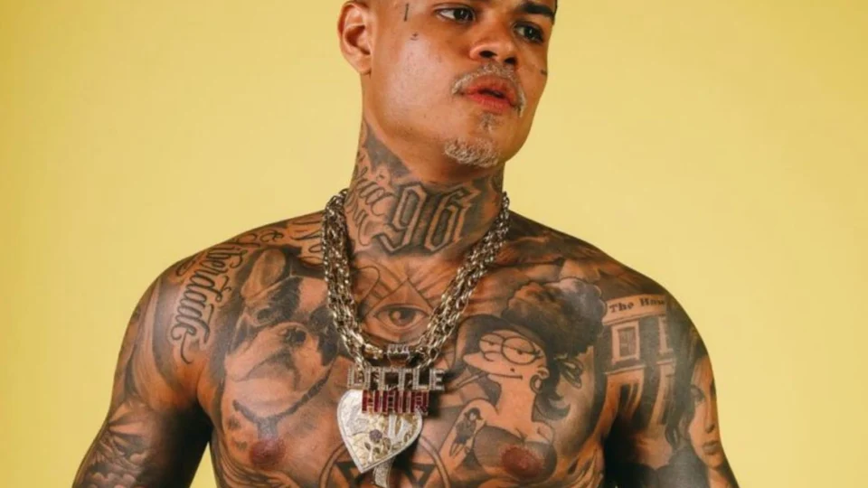 MC Cabelinho é processado por produtora em R$ 48 mil após pular sobre público