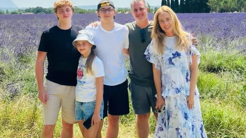 Acompanhados dos filhos, Luciano Huck e Angélica curtem verão europeu na França