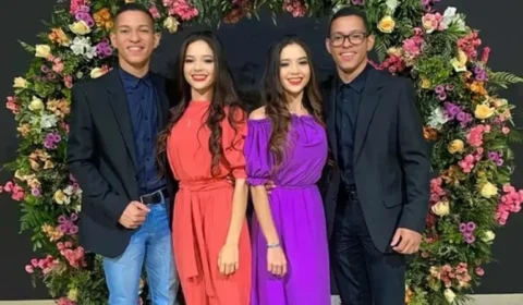 Irmãs gêmeas entram na igreja juntas para se casar com gêmeos, no Tocantins