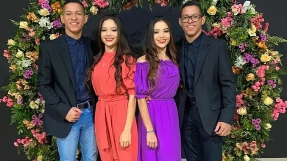 Irmãs gêmeas entram na igreja juntas para se casar com gêmeos, no Tocantins