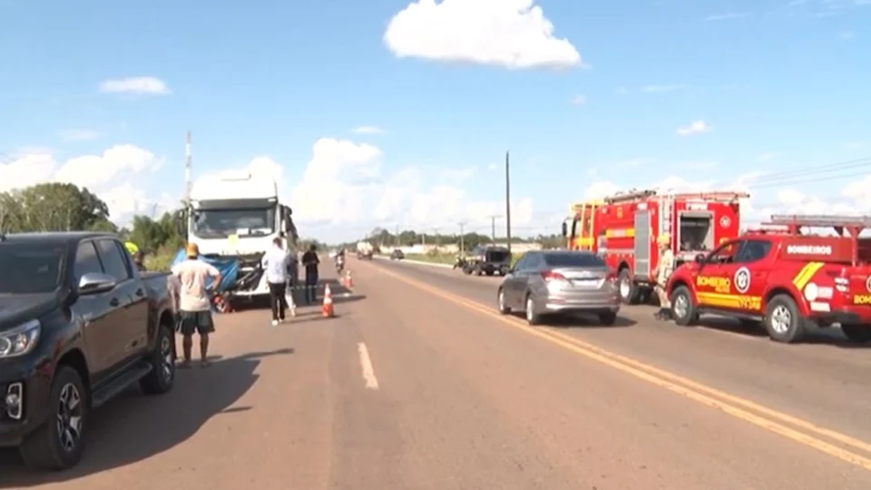 Motociclista colide contra carreta e morre em acidente na BR-364, no Acre