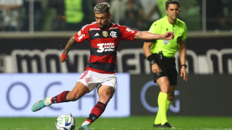 De virada, Flamengo vence o Atlético-MG por 2 a 1 e reassume a vice-liderança
