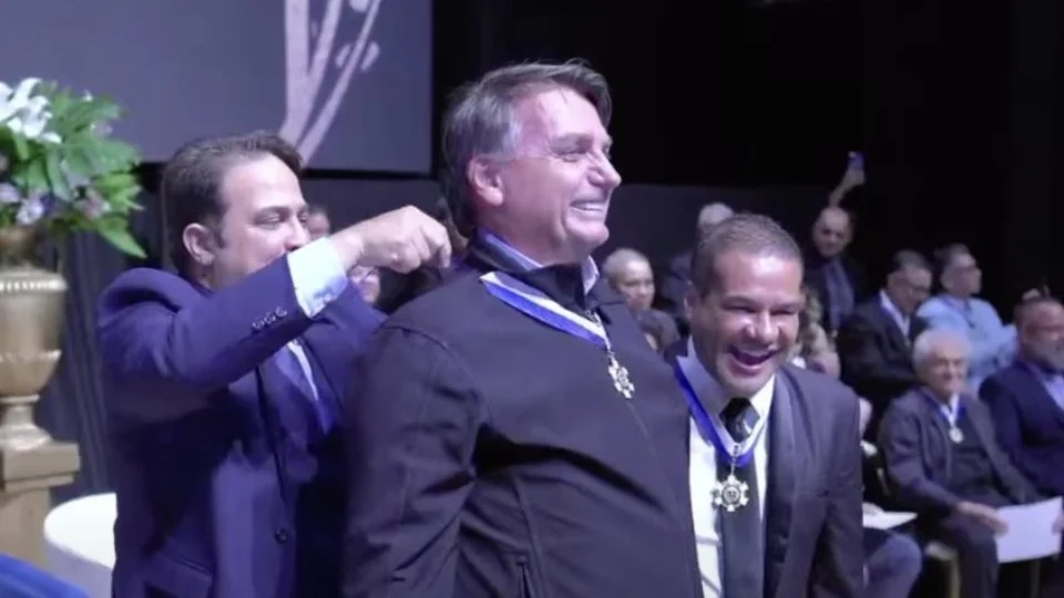 Bolsonaro comenta decreto de Lula sobre armas durante honraria em Anápolis-GO