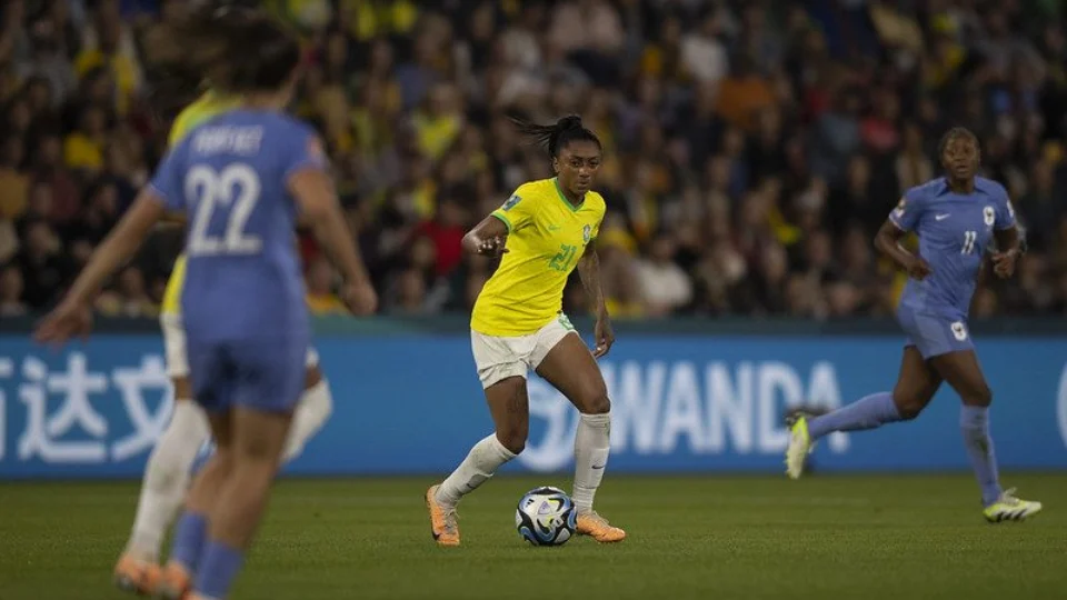 Em jogo nervoso, Brasil mantém tabu diante da França e perde por 2 a 1