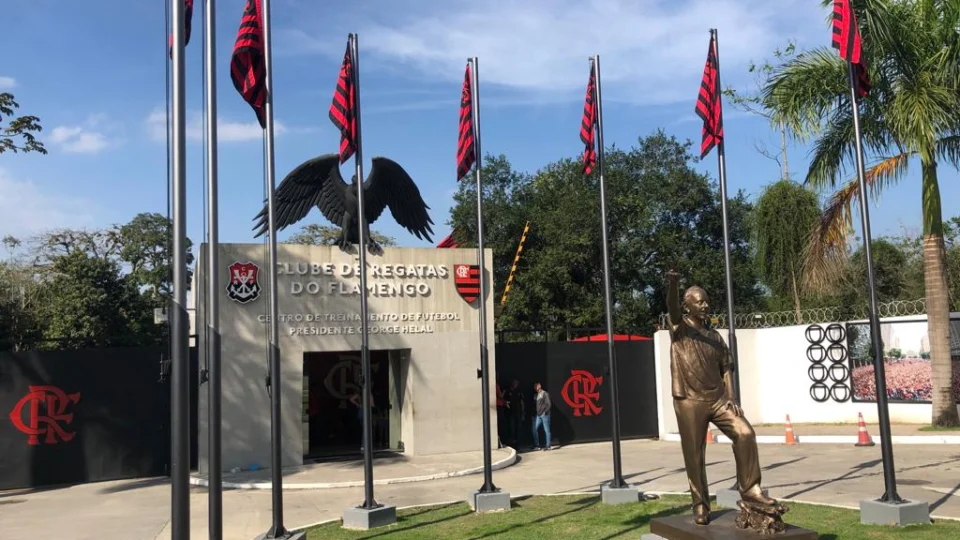 VÍDEO: Flamengo adota silêncio para resolver situação de Pedro e preparador físico
