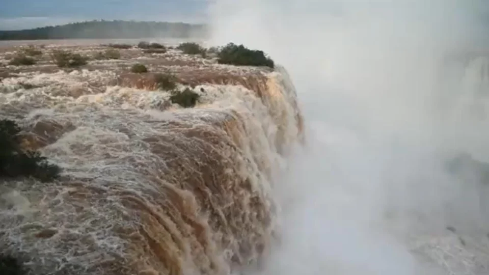 Cataratas do Iguaçu excedem nível e registram 9 milhões de litros por segundo