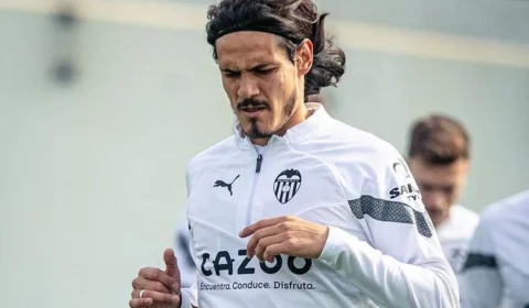Edinson Cavani é oficializado pelo Boca Juniors neste sábado, 29