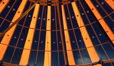 Homem invade circo e dispara tiro contra rival que estava na plateia, no PR