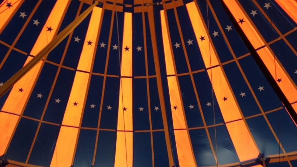 Homem invade circo e dispara tiro contra rival que estava na plateia, no PR