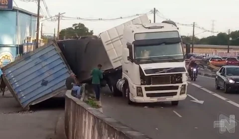 VÍDEO: dois acidentes envolvendo carretas deixa trânsito lento em Manaus