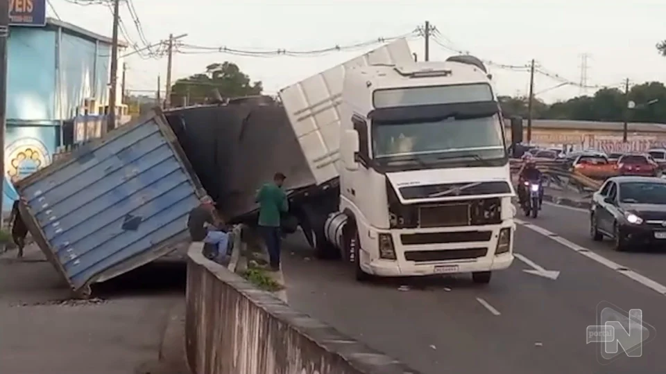 VÍDEO: dois acidentes envolvendo carretas deixa trânsito lento em Manaus