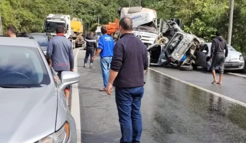 Engavetamento de caminhão e mais 15 carros deixa feridos em estrada do PR