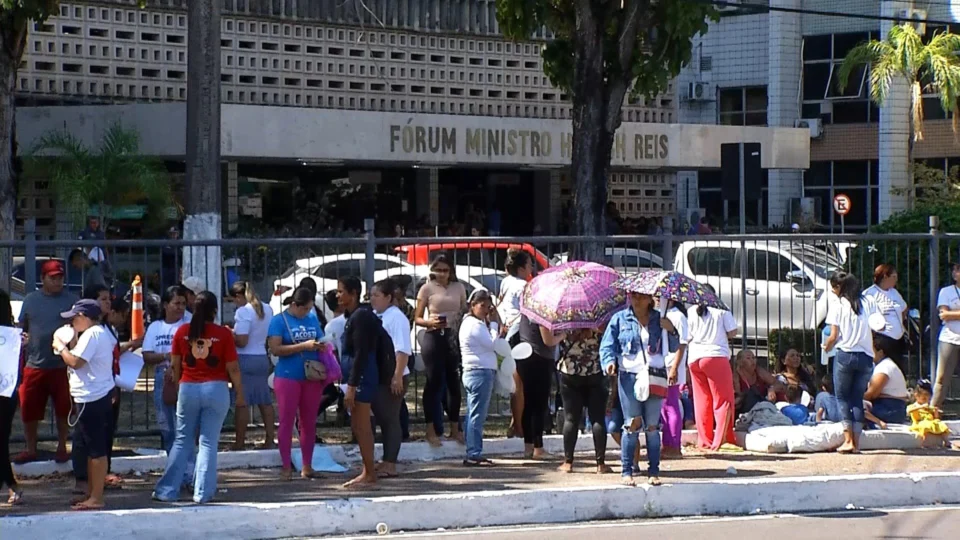 VÍDEO: esposas de detentos protestam contra a suspensão das visitas em Manaus