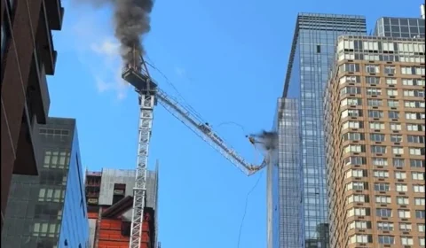 Vídeo: guindaste despenca em Nova York e atinge prédios e assusta pedestres