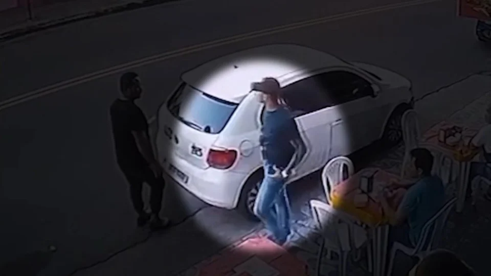 VÍDEO: homem é agredido por não ter celular para entregar a suspeito em Manaus