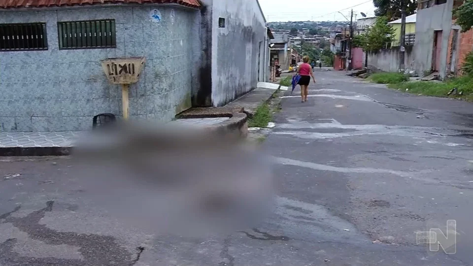 VÍDEO: homem é jogado de carro e é morto a tiros na Zona Norte de Manaus