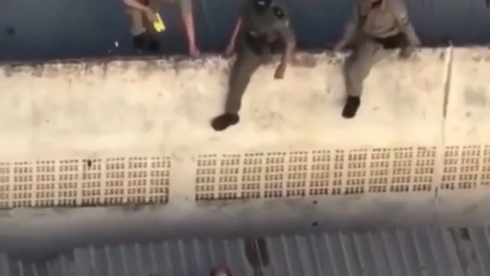 VÍDEO: homem fica preso no telhado após furtar comércio em Goiás