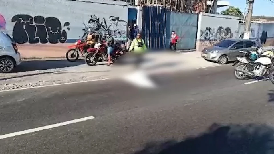 VÍDEO: idoso morre atropelado por motocicleta na Zona Centro-Sul de Manaus