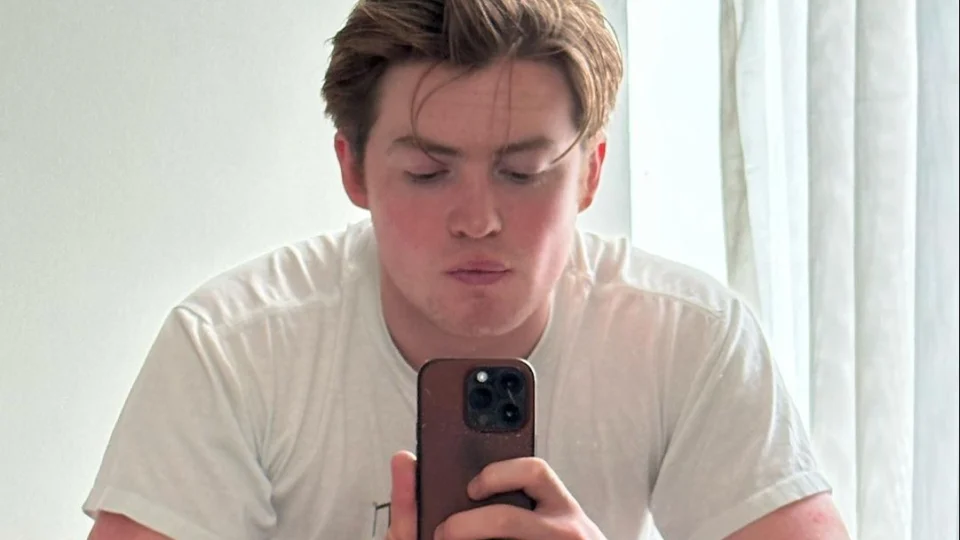 Bissexualidade: ator da Netflix comenta pressão para revelar orientação sexual