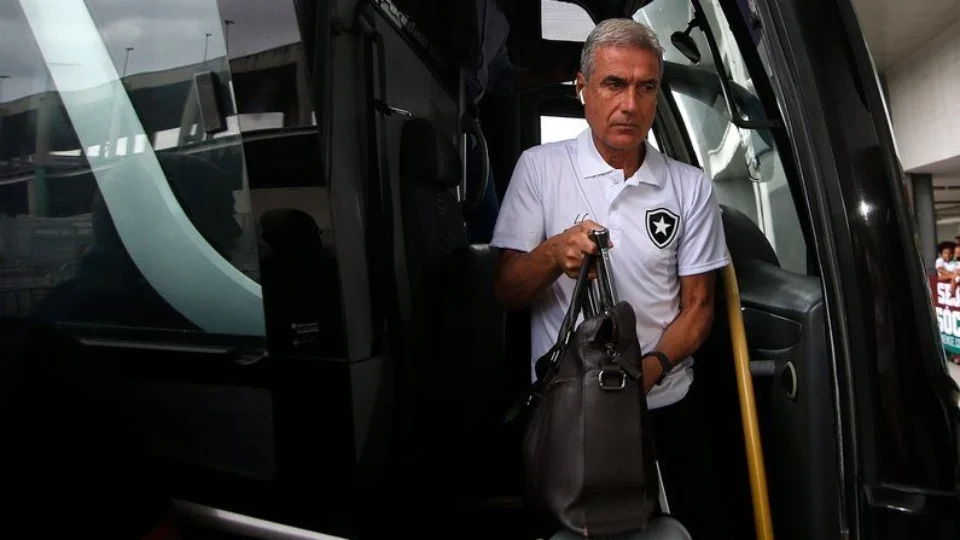 Traição? Jogadores do Botafogo deixam de seguir Luís Castro nas redes sociais