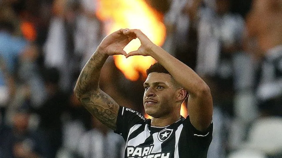 Líder isolado: Botafogo domina o Vasco e vence o clássico por 2 a 0