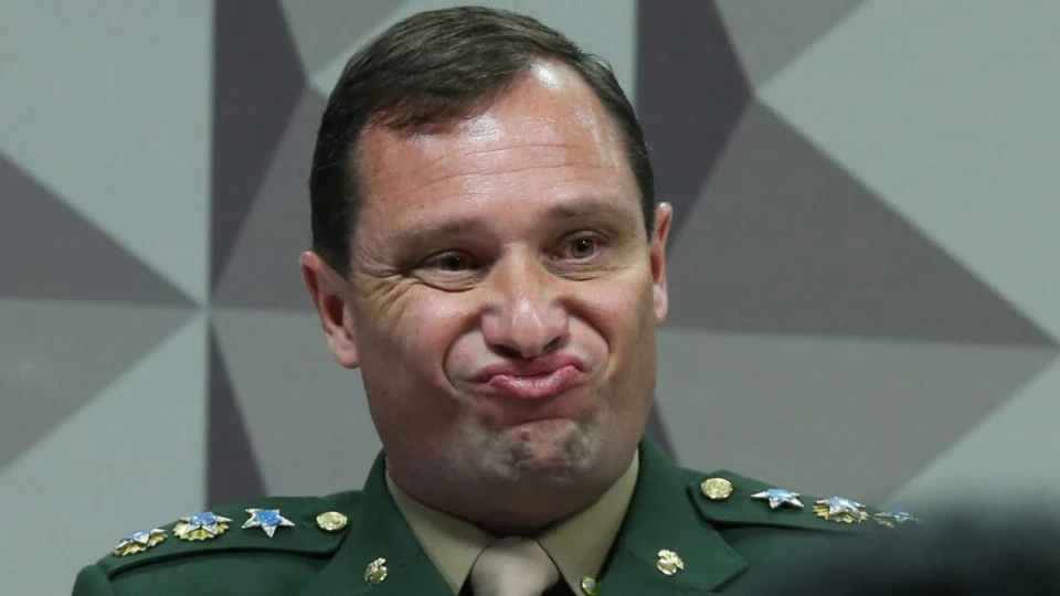 Exército diz que não tinha orientação formal para Cid ir fardado à CPMI