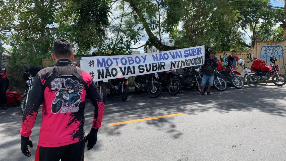 Motoboys de Manaus querem lei que desobriga entrega na porta de apartamentos