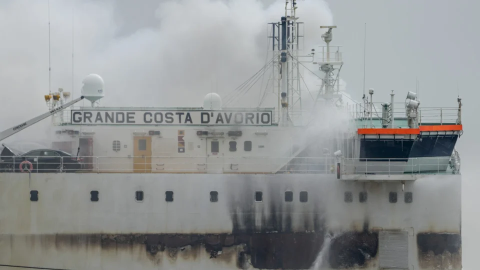 Navio pega fogo com 1,2 mil carros e mata dois bombeiros nos EUA
