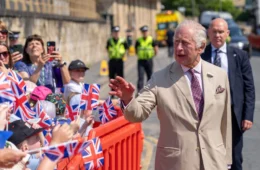 Nudismo: rei Charles III volta a liberar ‘naturismo’ na praia de Fraisthorpe