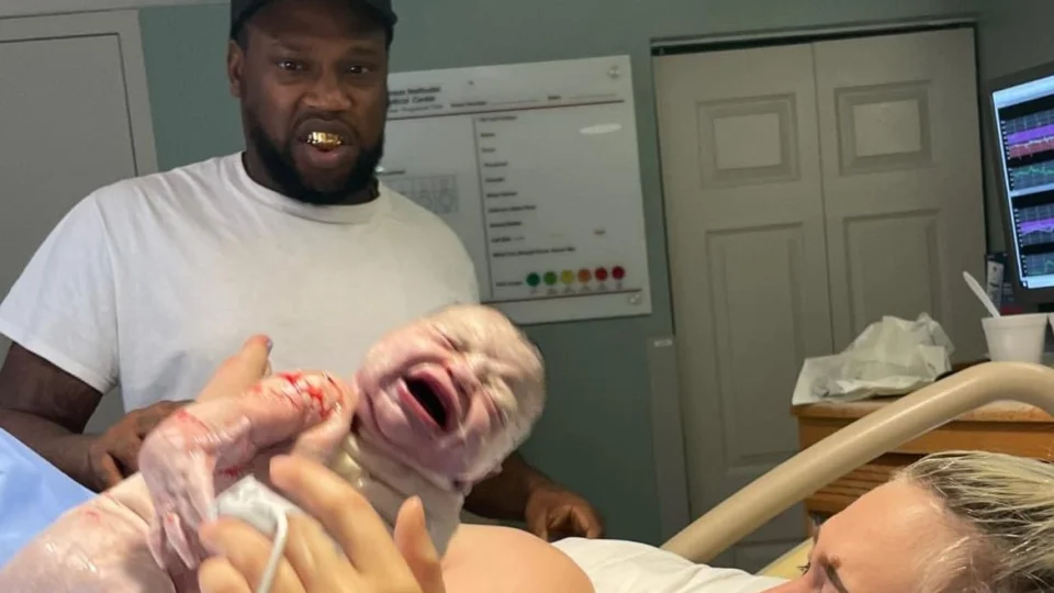 Pai fica chocado ao presenciar parto nos EUA e fotos viralizam; confira